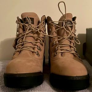 Size 10.5 Men’s/Hommes field boots